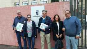 Miembros de CSIF Educación Toledo en la puerta de la Deleg Prov de Educación Toledo