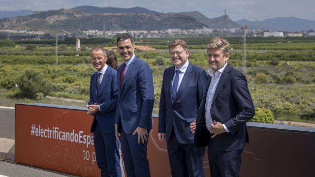 PEdro Sánchez, Ximo Puig y Wayne Griffiths posan en Sagunto junto a los terrenos de la gigafactoría.