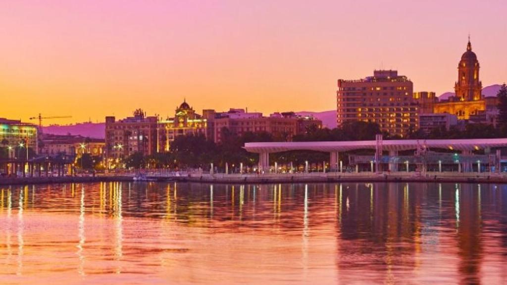 Málaga al atardecer desde el Muelle Uno.