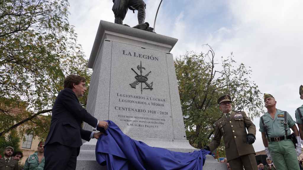 Almeida descubriendo el monumento en honor a la Legión.