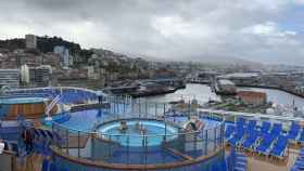 Piscinas y jacuzzi en la cubierta del crucero Carnival Celebration, hoy en Vigo.