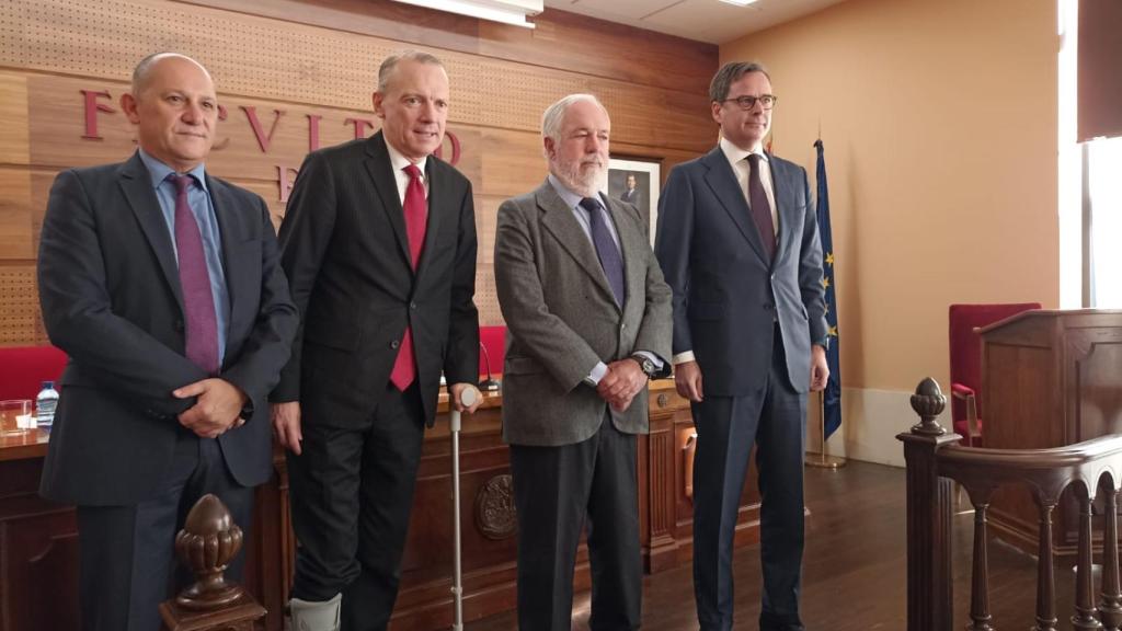 Fernando Carbajo Cascón ­ – Decano de la Facultad de Derecho de la Universidad de Salamanca; Giles Dickson –CEO Windeurope; Miguel Arias Cañete –Ex-comisarioeuropeo de energía y acción por el clima, y Jaime Almenar –Socio de derecho público  de Clifford Chance