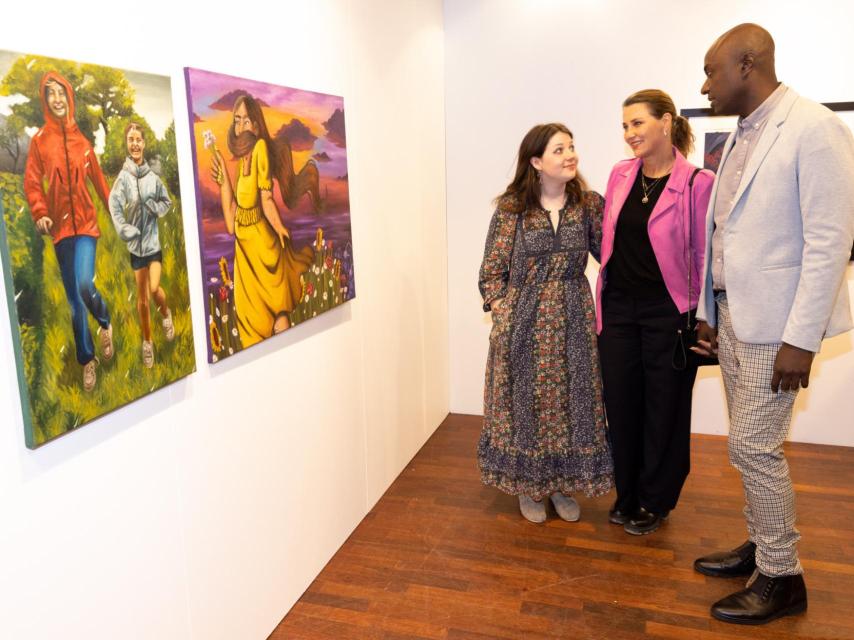 Marta Luisa y Durek Verret en la exposición de cuadros de Maud.