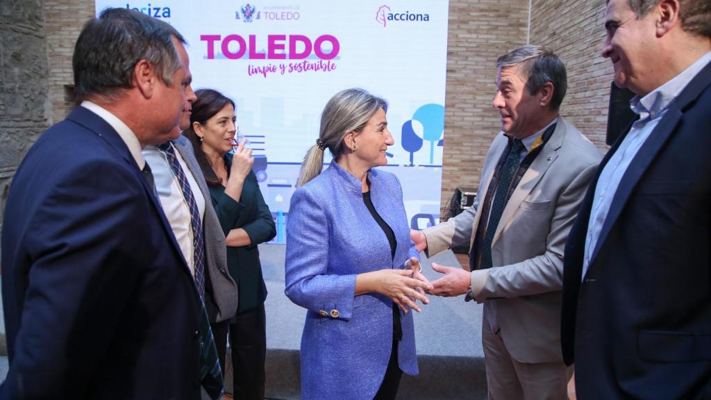 Milagros Tolón junto a los directivos de Valoriza y Acciona.