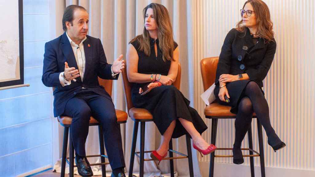 Víctor Matarranz, responsable global de Santander Wealth Management & Insurance; Jennifer Lotito, presidenta y COO de (RED); y Samantha Ricciardi, CEO global de Santander AM.