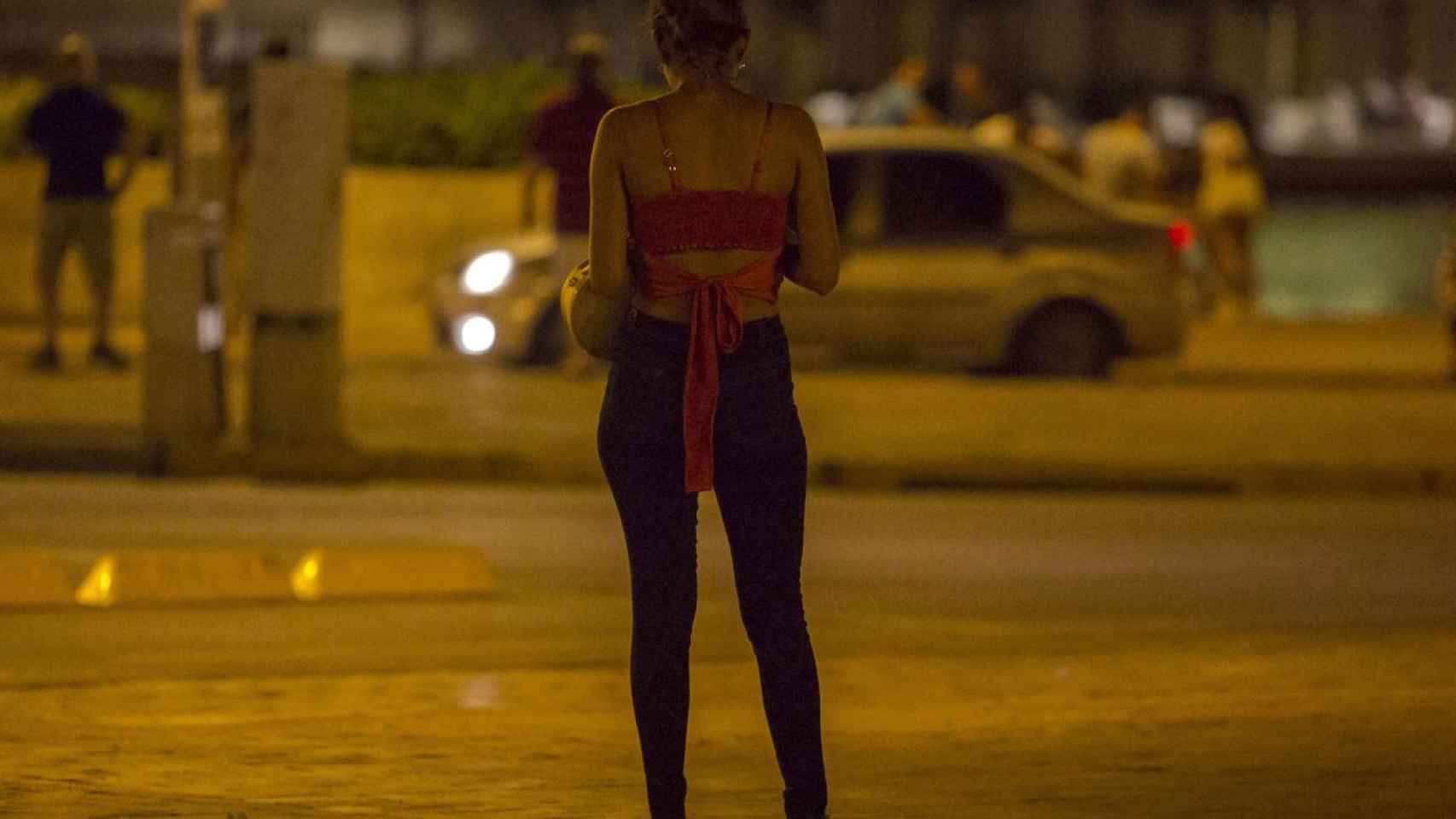 Una prostituta en una calle de Cartagena, Colombia.