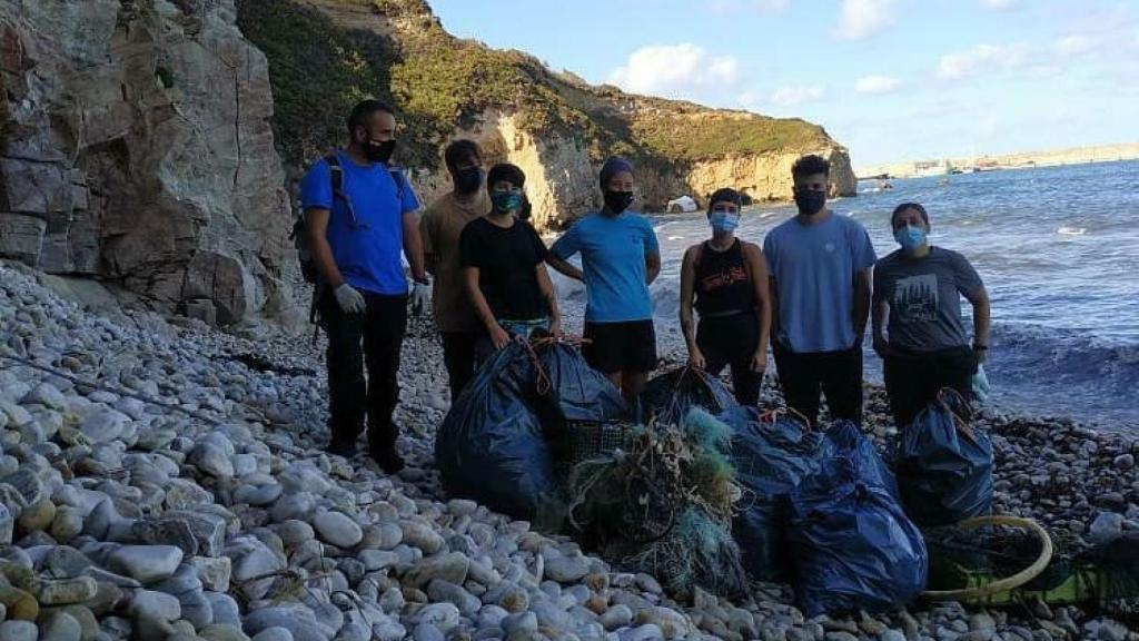 Ana Baneira, durante su viaje recogiendo basura.