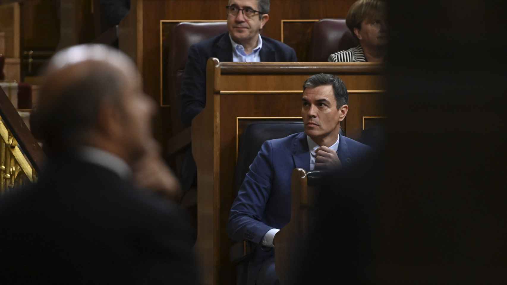 El presidente del Gobierno, Pedro Sánchez, y el portavoz parlamentario del PSOE en el Congreso, Patxi López.
