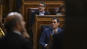 El presidente del Gobierno, Pedro Sánchez, y el portavoz parlamentario del PSOE en el Congreso, Patxi López.