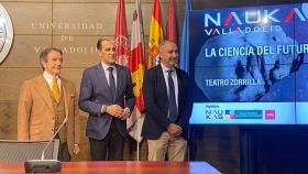 El propietario del Teatro Zorrilla, con el presidente de la Diputación de Valladolid y el rector de la Universidad de Valladolid, en la presentación de Naukas