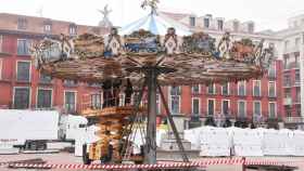 Los operarios se afanan en el montaje del tiovivo más famoso de Valladolid