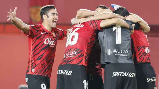 Los jugadores del Mallorca celebran su victoria frente al Atlético de Madrid a la finalización del partido