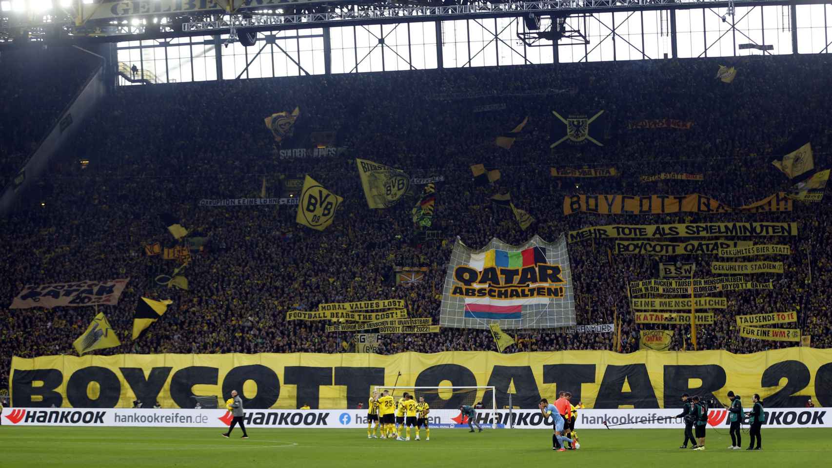 La grada de animación del Borussia Dortmund pide el boicot a Qatar 2022.