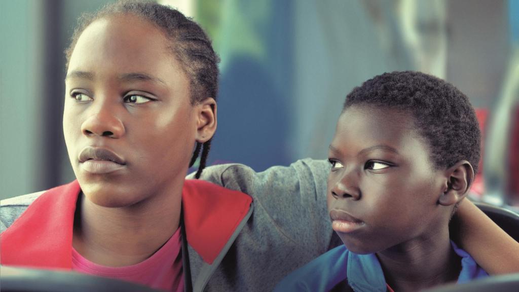 Joely Mbundu y Pablo Schils en una escena de 'Tori y Lokita', dirigida por los hermanos Dardenne