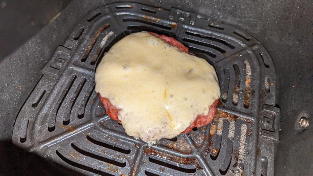 Hasta un plato simple como una hamburguesa puede mejorar con una freidora de aire