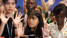 En el centro, la activista india Licypriya Kangujam de 11 años durante la COP27.