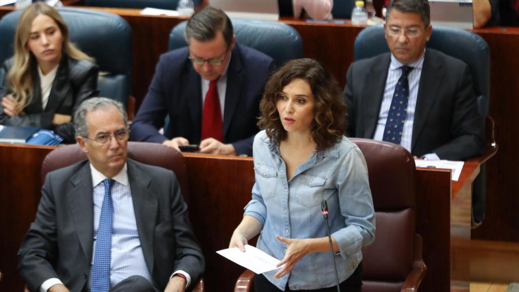 Isabel Díaz Ayuso, durante el Pleno de la Asamblea de Madrid de este jueves, junto al consejero de Educación, Enrique Ossorio.