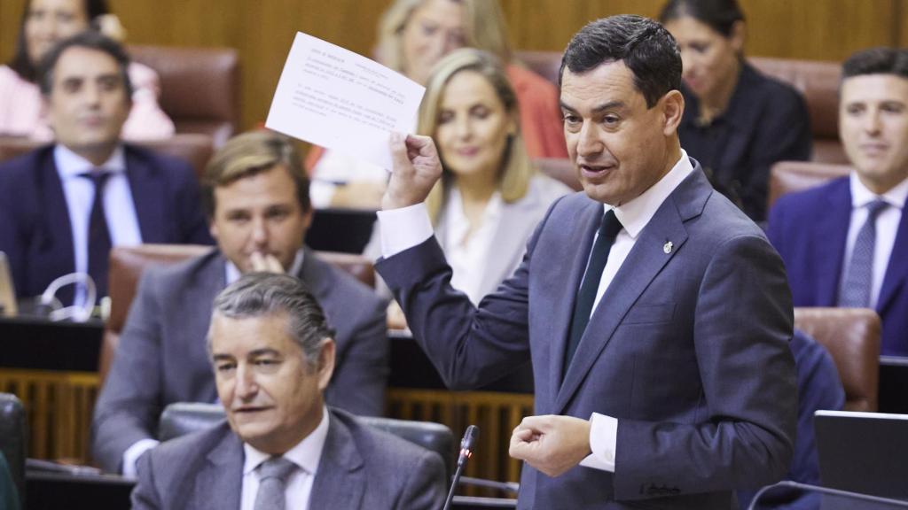 El presidente de la Junta de Andalucía, Juanma Moreno, durante la sesión plenaria en el Parlamento andaluz.