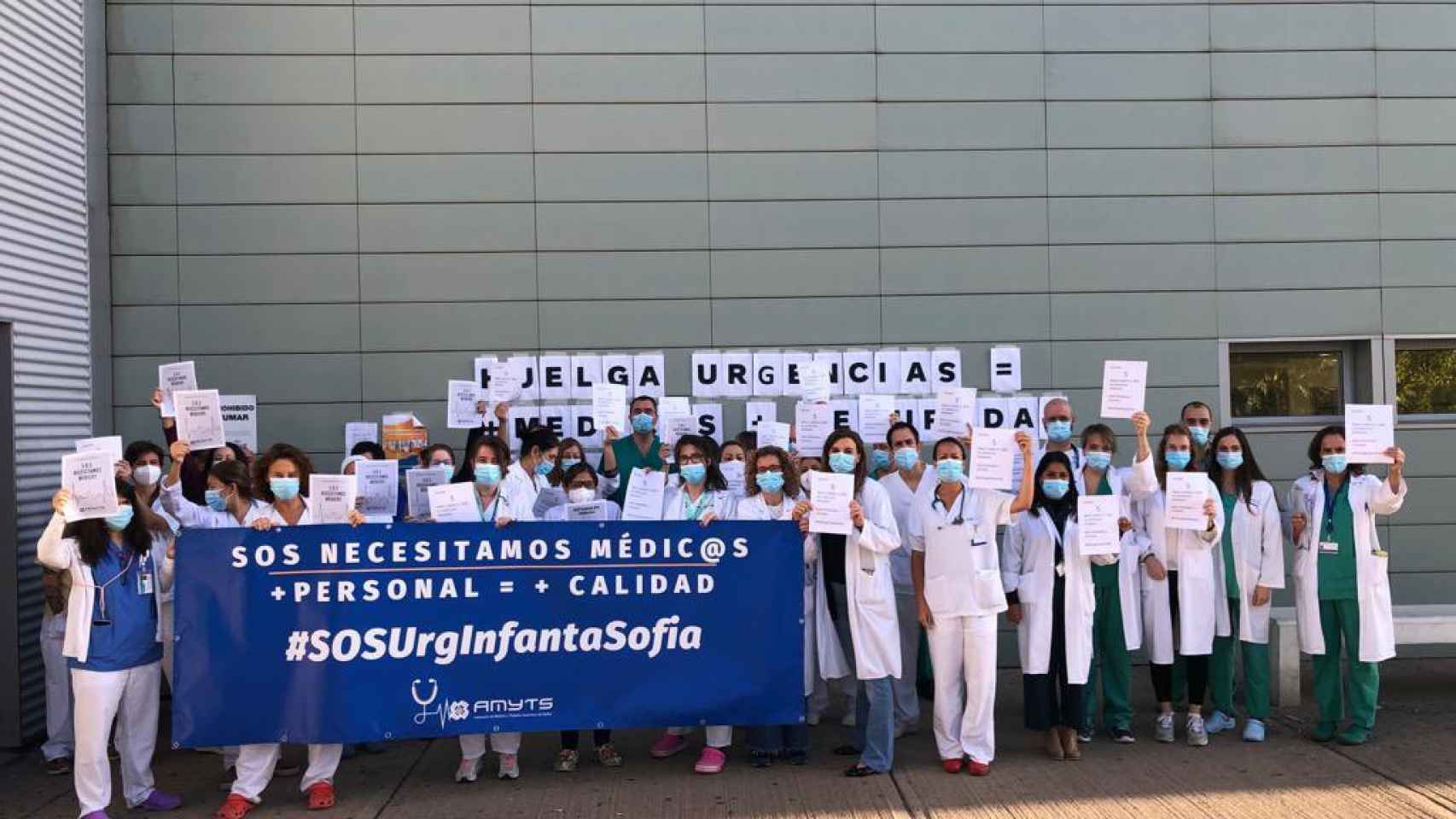 Los profesionales sanitarios en huelga congregados este mismo jueves ante el Hospital Infanta Sofía.