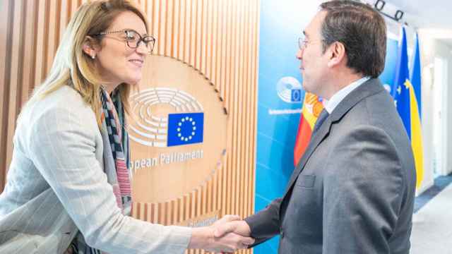 José Manuel Albares, ministro de Exteriores, recibido por Roberta Metsola, presidenta del Parlamento Europeo, en Bruselas.
