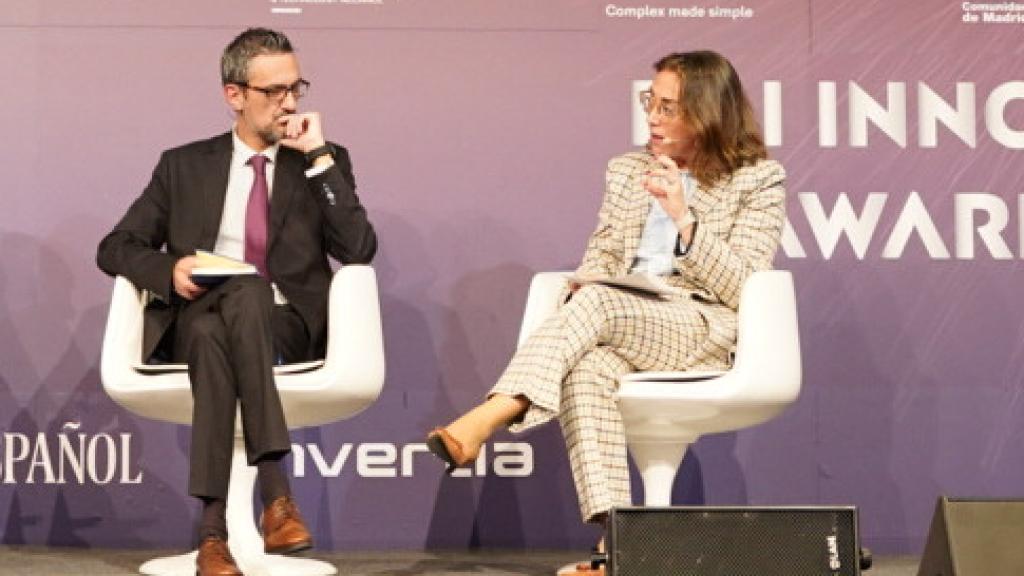 El nuevo viceconsejero de Transformación Digital de Castilla-La Mancha, Juan Ángel Morejudo (izquierda) y la consejera de Movilidad y Transformación Digital de Castilla y León, María González, durante un foro organizado por D+I.