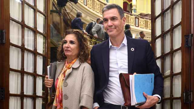 Pedro Sánchez, presidente del Gobierno, y María Jesús Montero, ministra de Hacienda, a su salida de la sesión plenaria en el Congreso de los Diputados.