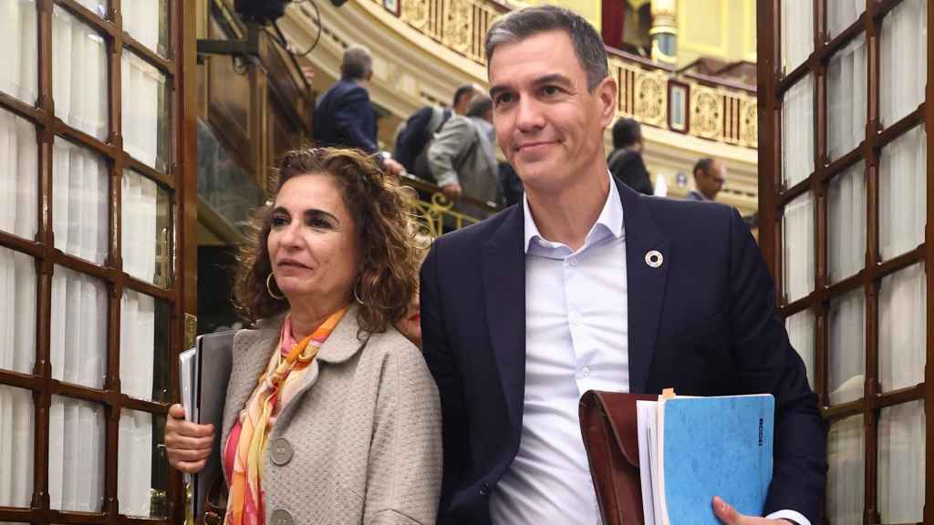 Pedro Sánchez, presidente del Gobierno, y María Jesús Montero, ministra de Hacienda, a su salida de la sesión plenaria en el Congreso de los Diputados.