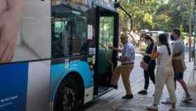 Imagen de varios pasajeros subiendo a uno de los autobuses de la EMT de Málaga.