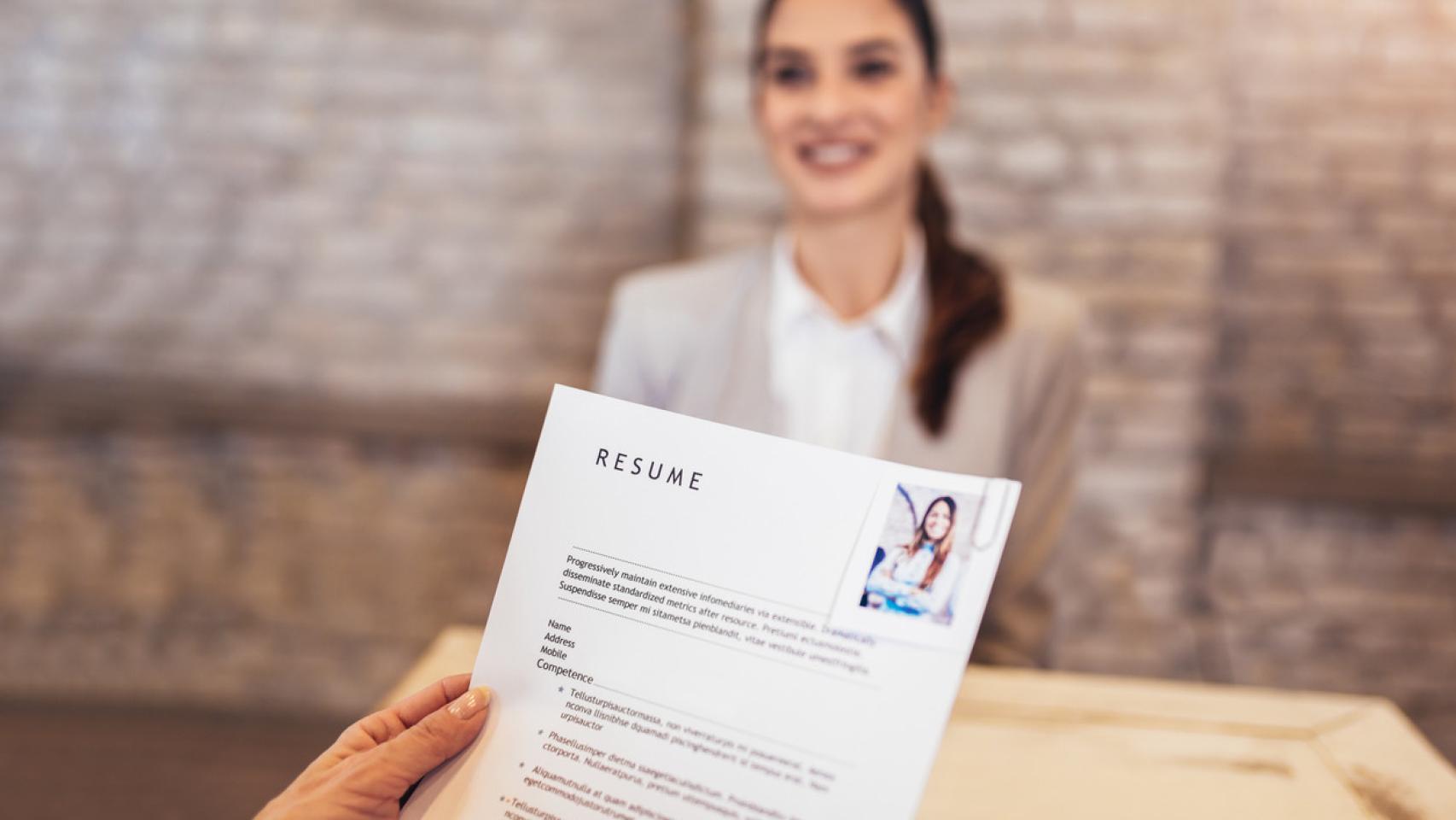 Una mujer en una entrevista de trabajo.