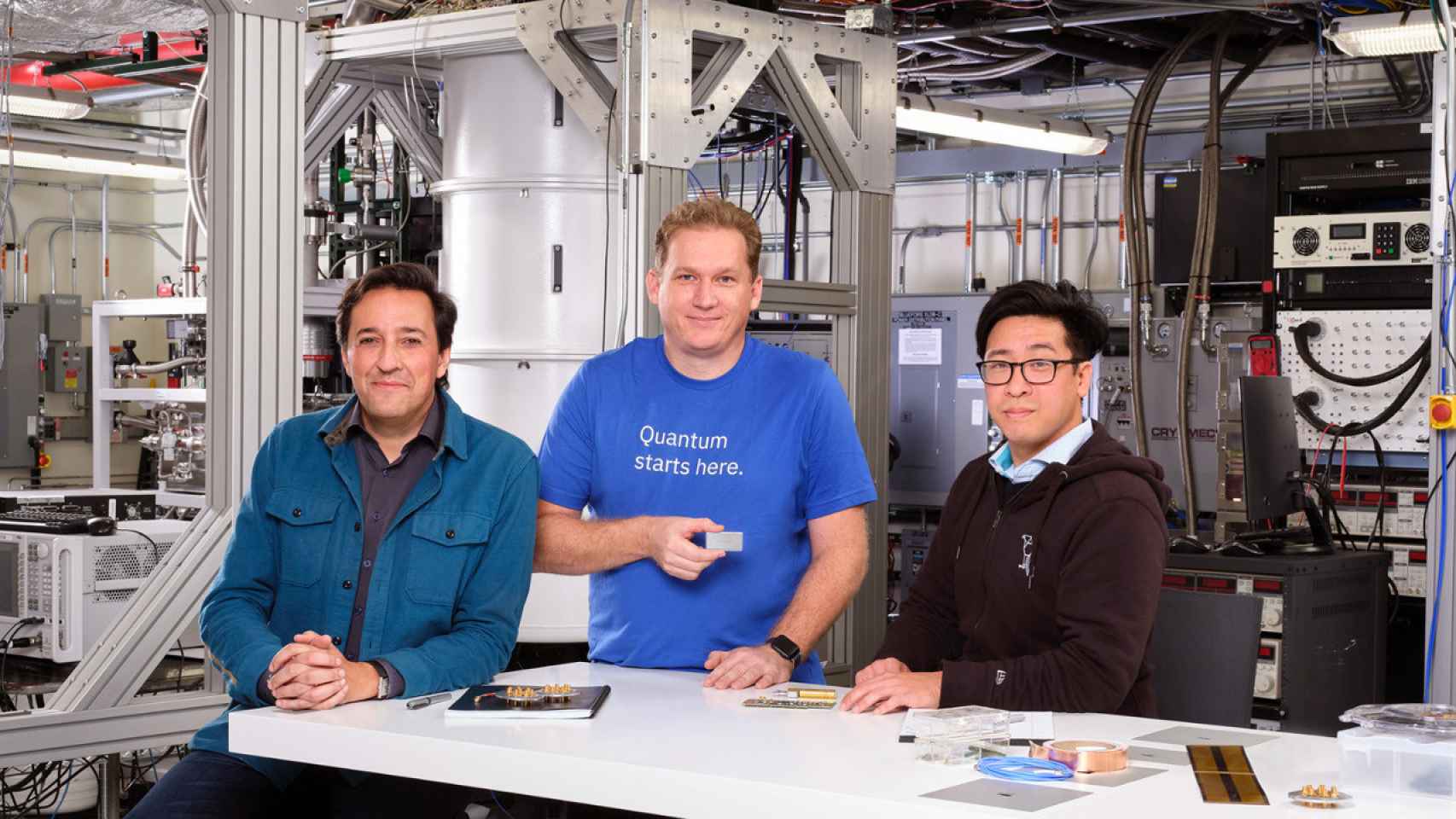 Dario Gil, Jay Gambetta y Jerry Chow sosteniendo el nuevo procesador 'IBM Osprey' de 433 qubits