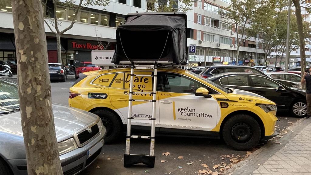 La tienda de campaña del coche abierta.