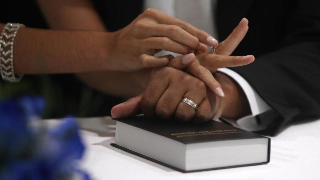 Una pareja, el día de su boda.