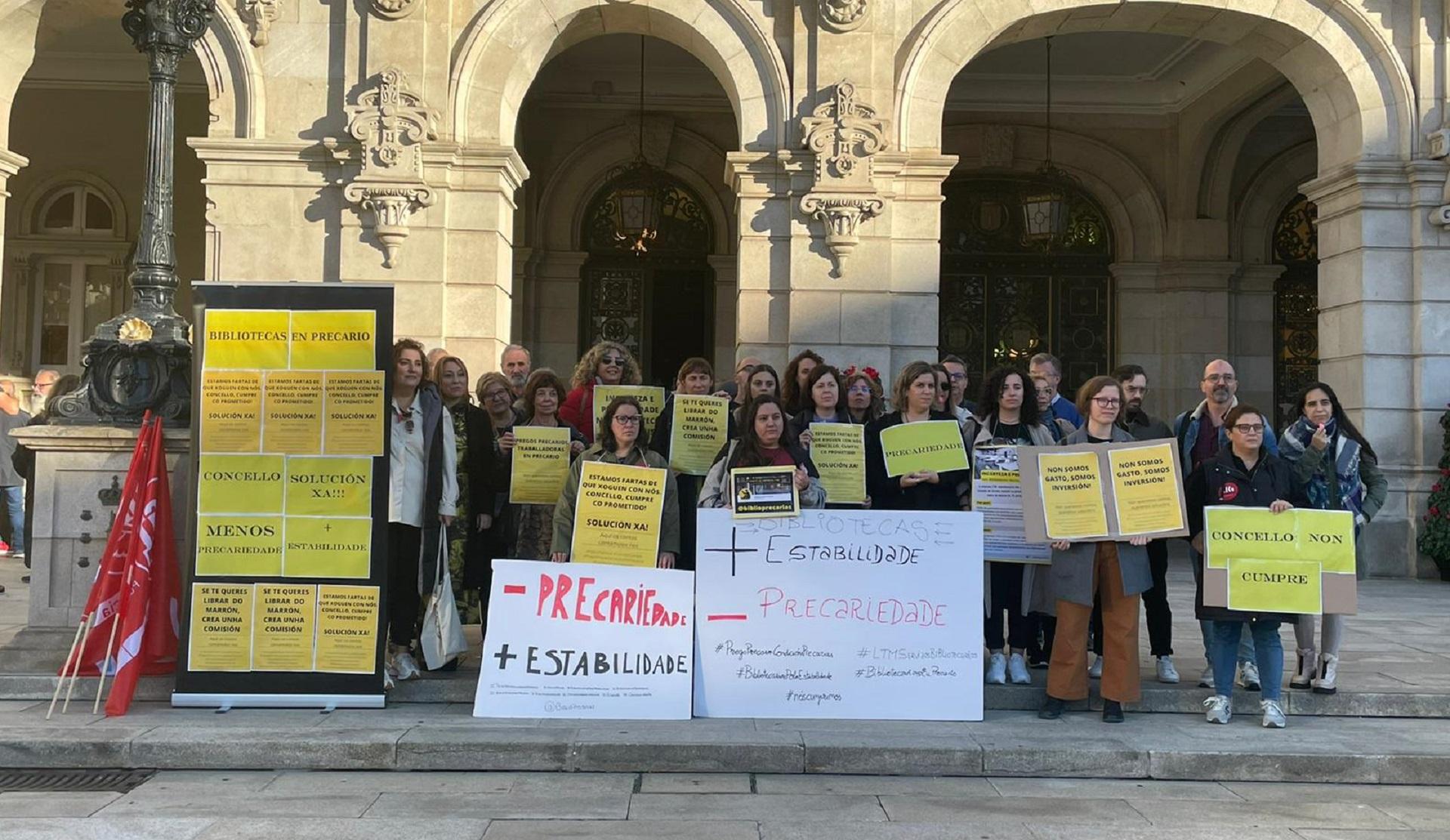 Trabajadoras de las bibliotecas de A Coruña protestan frente a María Pita.
