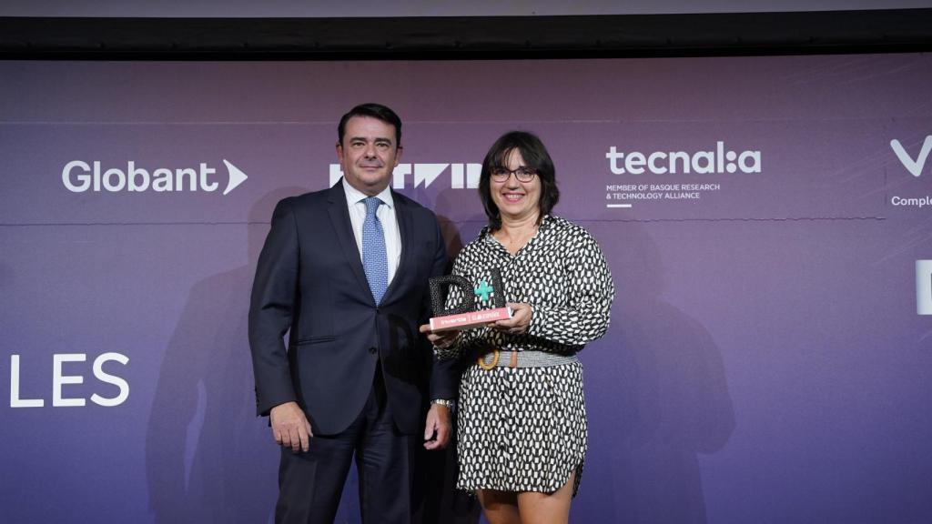 Eduardo García Mellado, Director Global de Sector público, Salud y Transporte de VASS, y Delia Sola, directora del Servicio de Proyectos Estratégicos de la S4 del Departamento de Desarrollo Económico y Empresarial del Gobierno de Navarra.