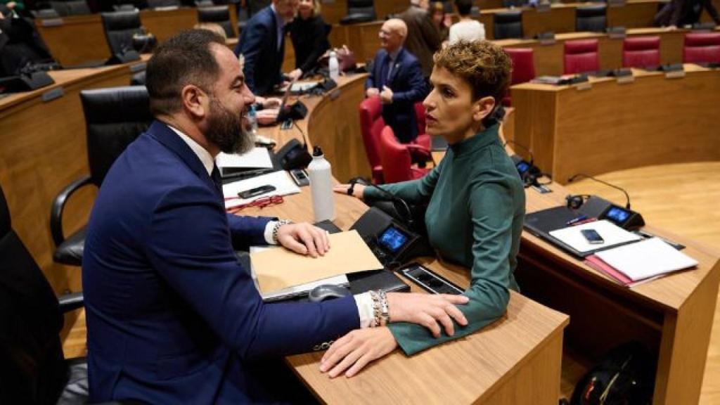 Ramón Alzórriz junto a María Chivite antes de comenzar un debate sobre el Estado de la Comunidad.