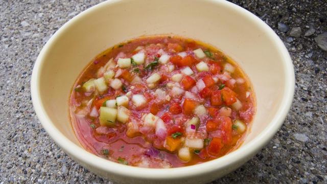 Un plato de pipirrana malagueña.