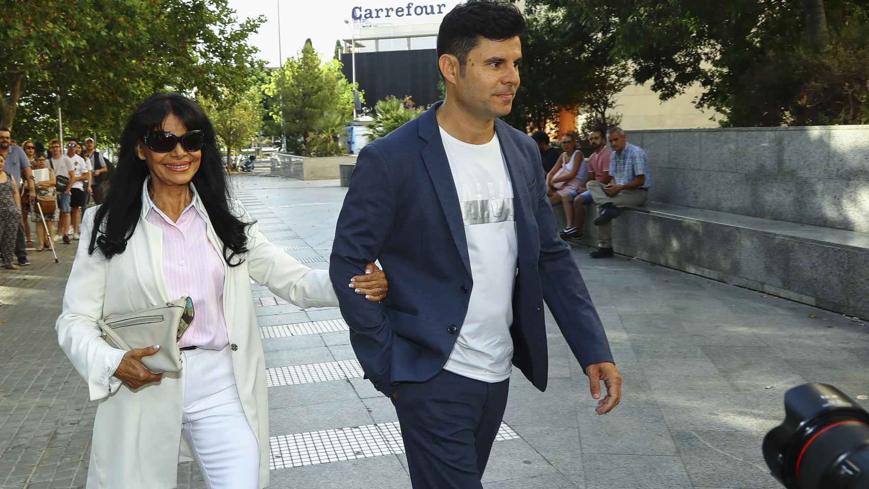 Javier Santos junto a su madre, María Edite Santos, llegando a los juzgados de Valencia en 2019.
