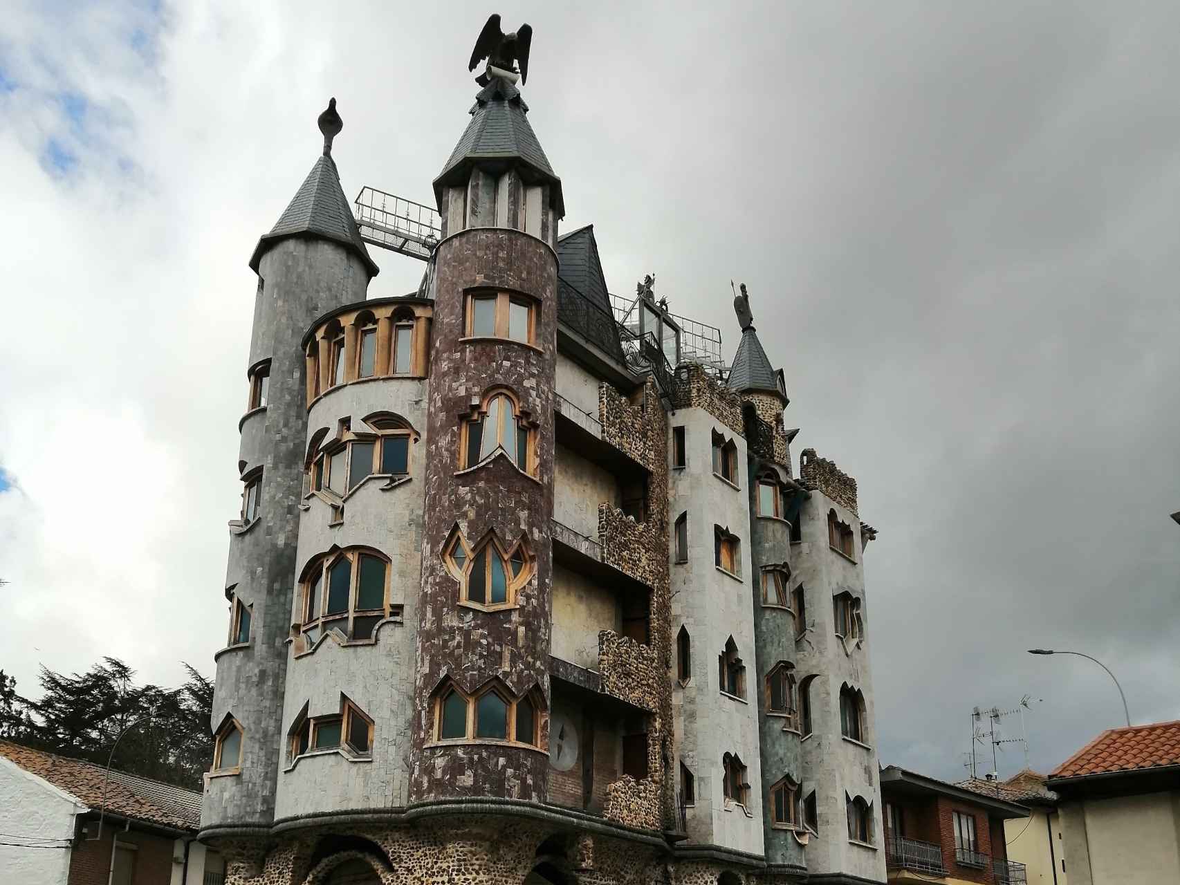 El castillo interminable de Batman con aires gaudinianos que enamora a los  visitantes de un pueblo de León