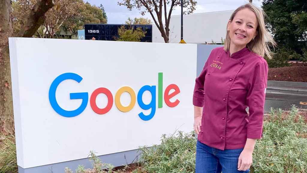 La cocinera Teresa Gutiérrez en el acceso a la sede central de Google.