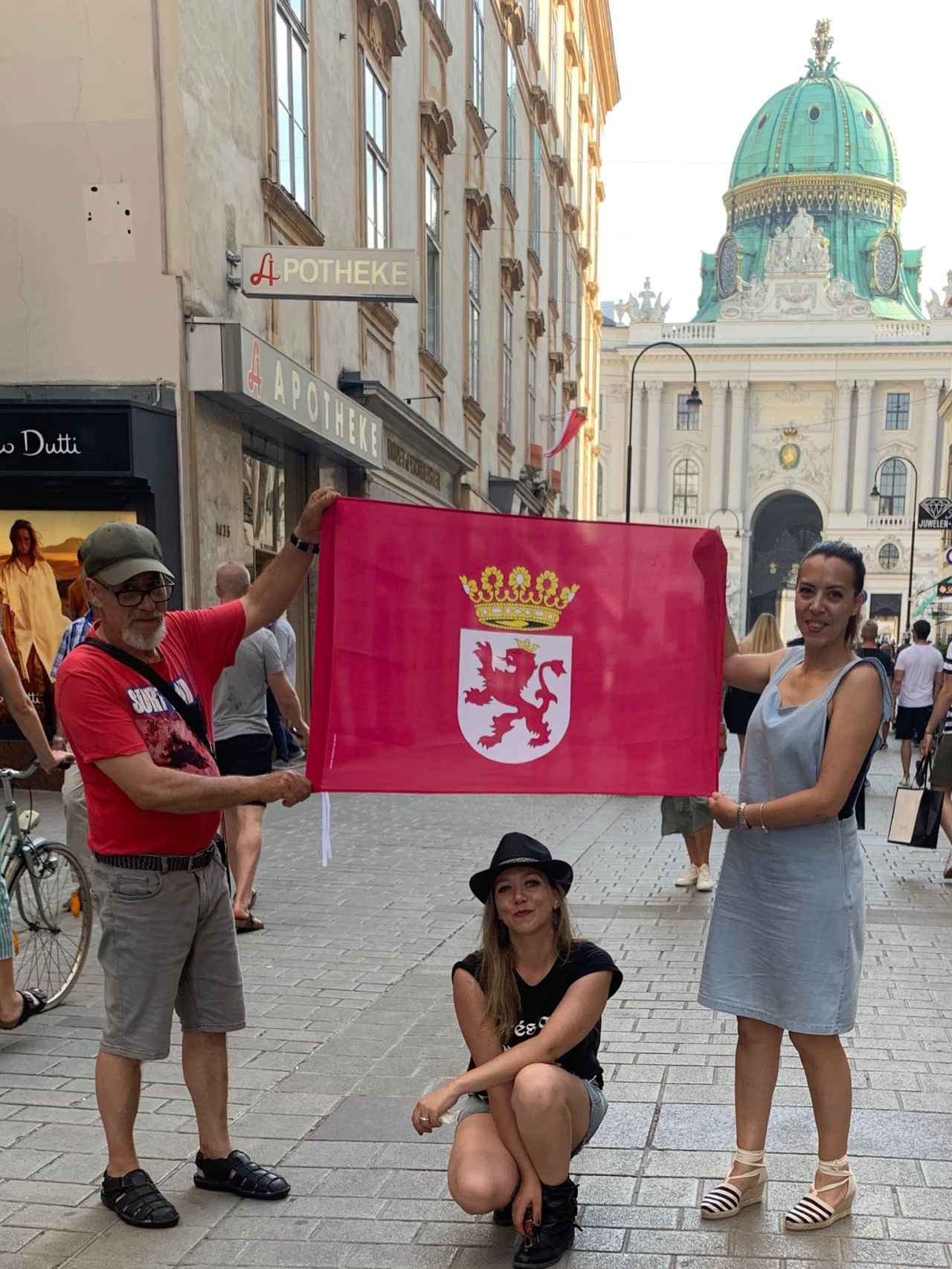 Verónica en el centro de la imagen con la bandera de León en una calle austriaca