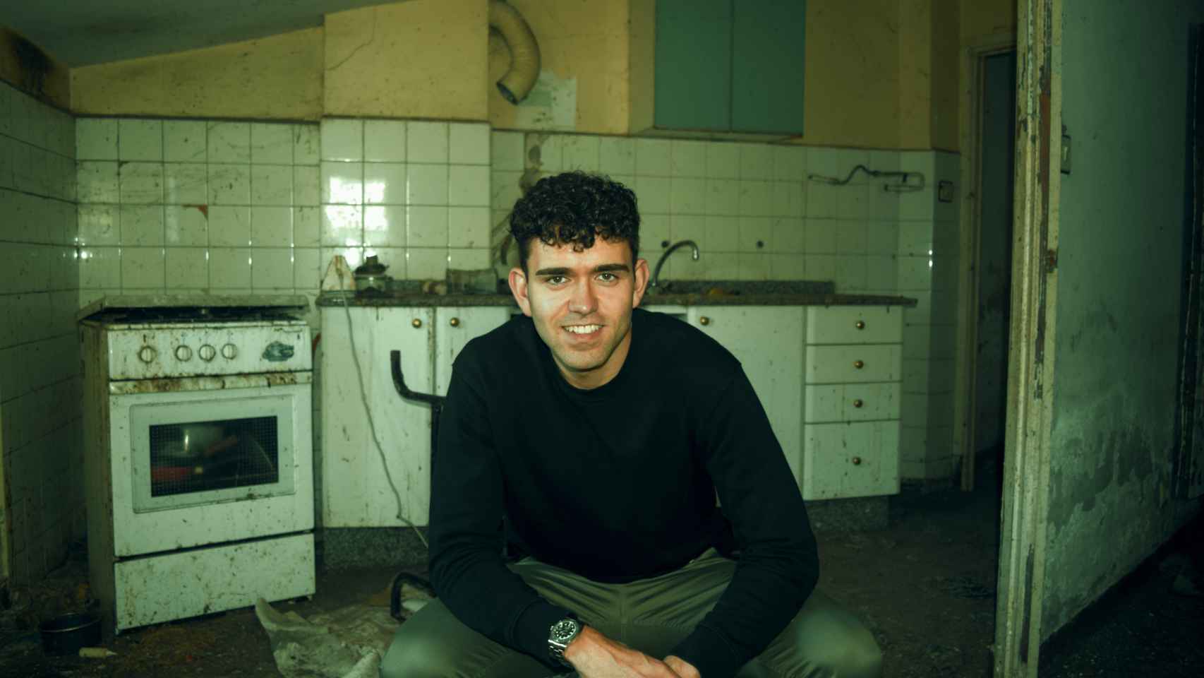 Álvaro, en el edificio abandonado que compró con 24 años.