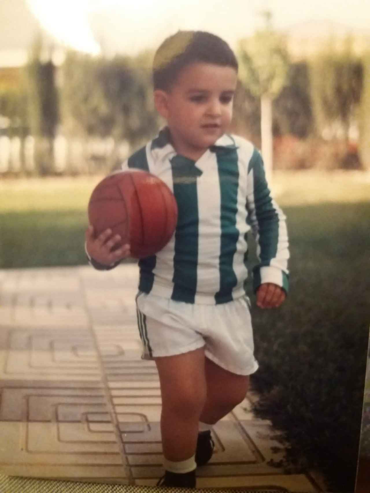 Una imagen de Rafa Castaño, vistiendo la equipación del Betis cuando era un niño.