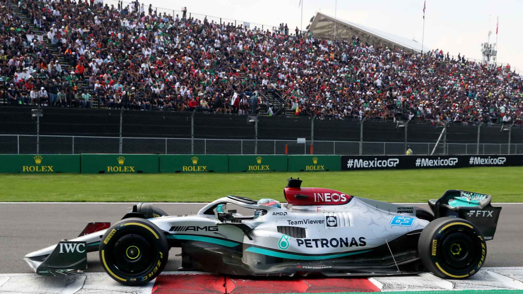 El Mercedes de Lewis Hamilton con la publicidad de FTX en el alerón trasero.