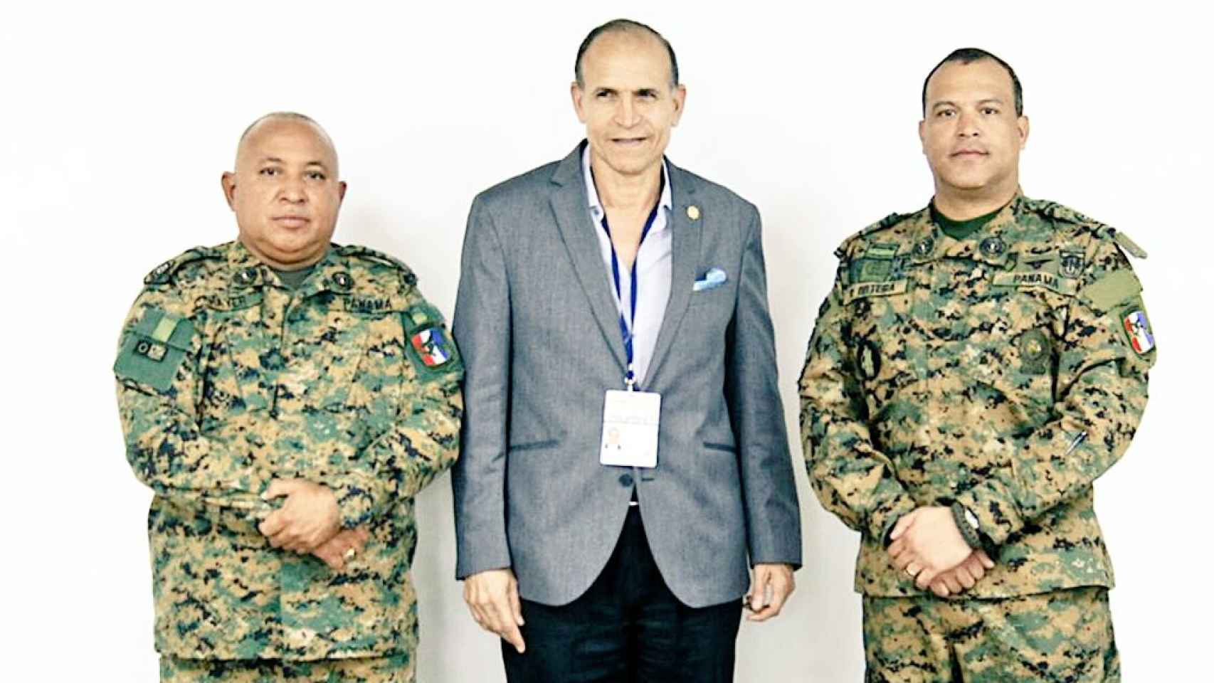 Bustamante (centro), en una visita con militares panameños.