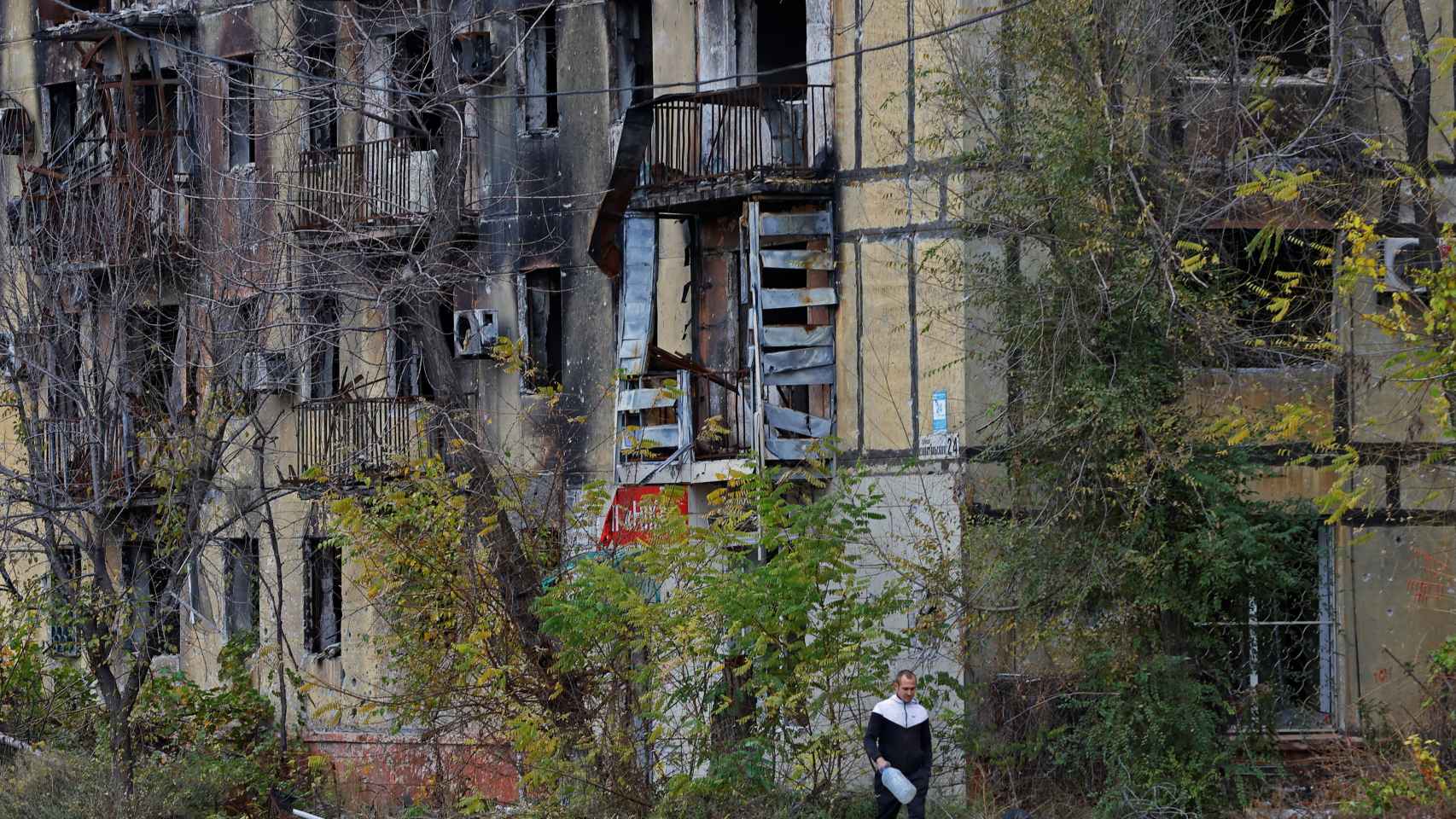 Un hombre pasea por delante de un edificio derruido en Mariúpol.