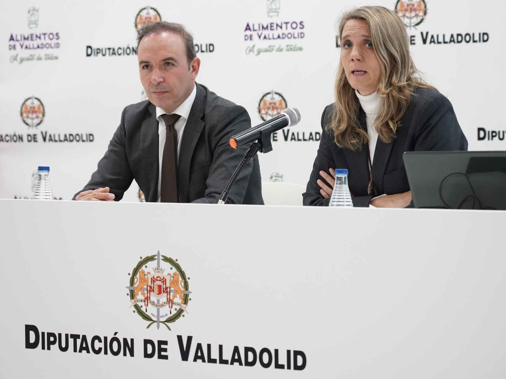 El vicepresidente de la Diputación de Valladolid, Víctor Alonso, junto a la presidenta de CEOE Valladolid, Ángela de Miguel