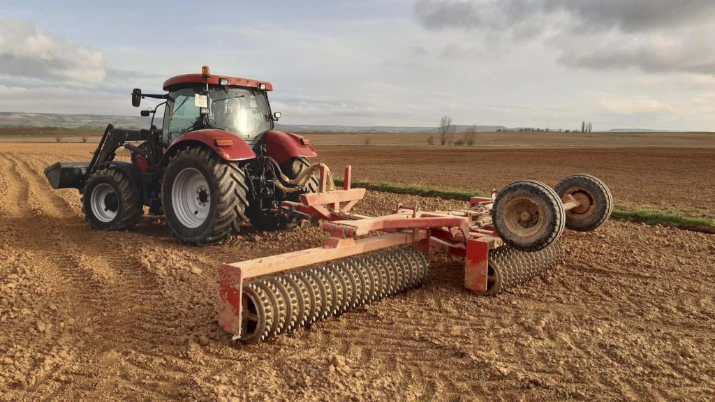 Un tractor en un campo de cultivo de alfalfa en Soria