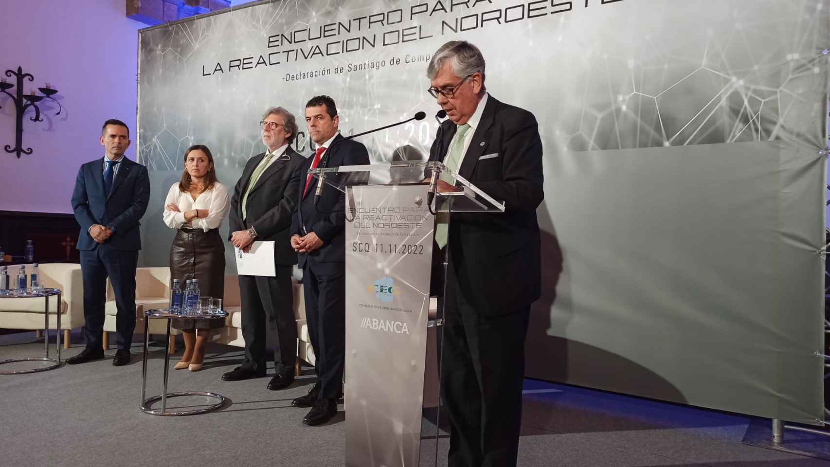 El  presidente de CEOE Castilla y León, Santiago Aparicio (tercero por la izquierda), en un momento del foro organizado por las patronales del noroeste