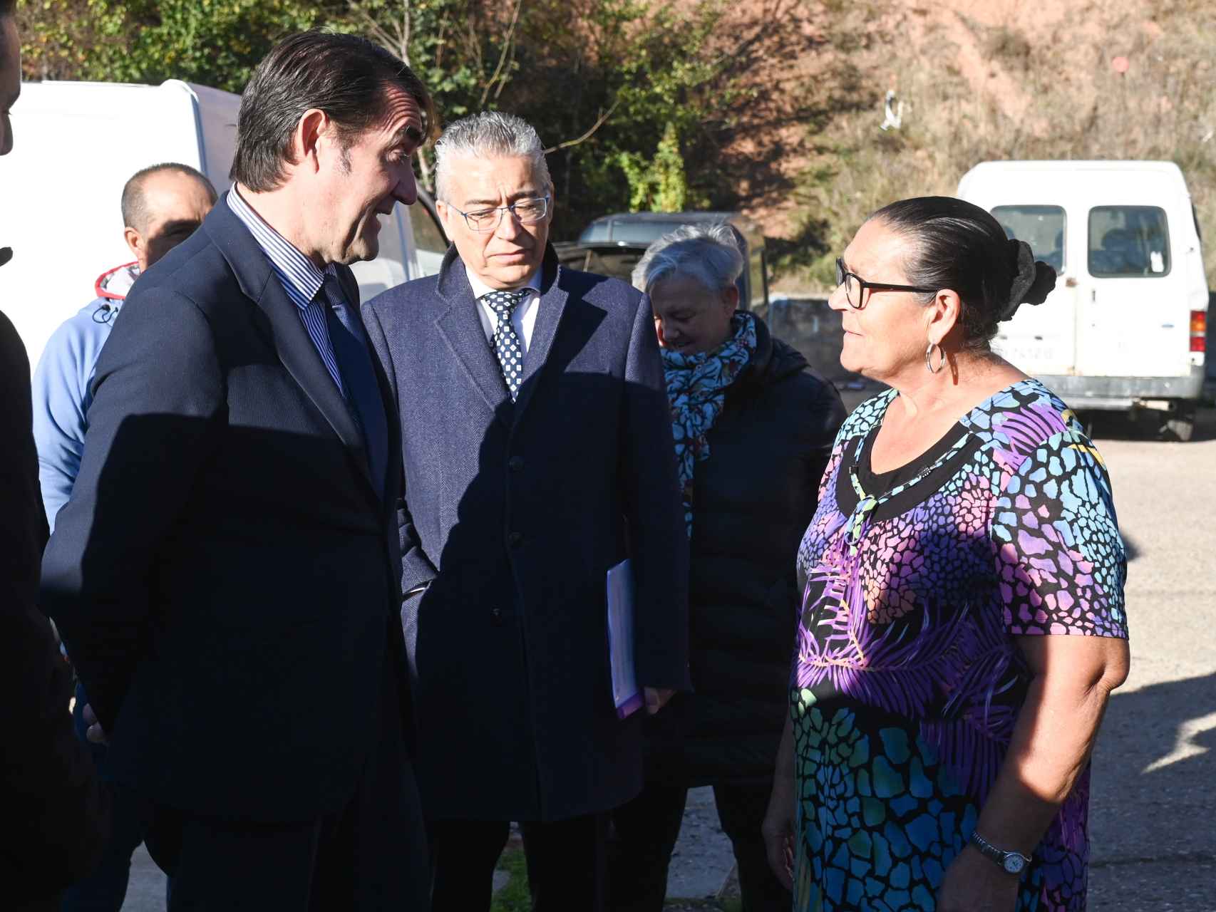 El consejero de Medio Ambiente, Juan Carlos Suárez-Quiñones, durante su visita al poblado de El Encuentro, en Burgos, este viernes.