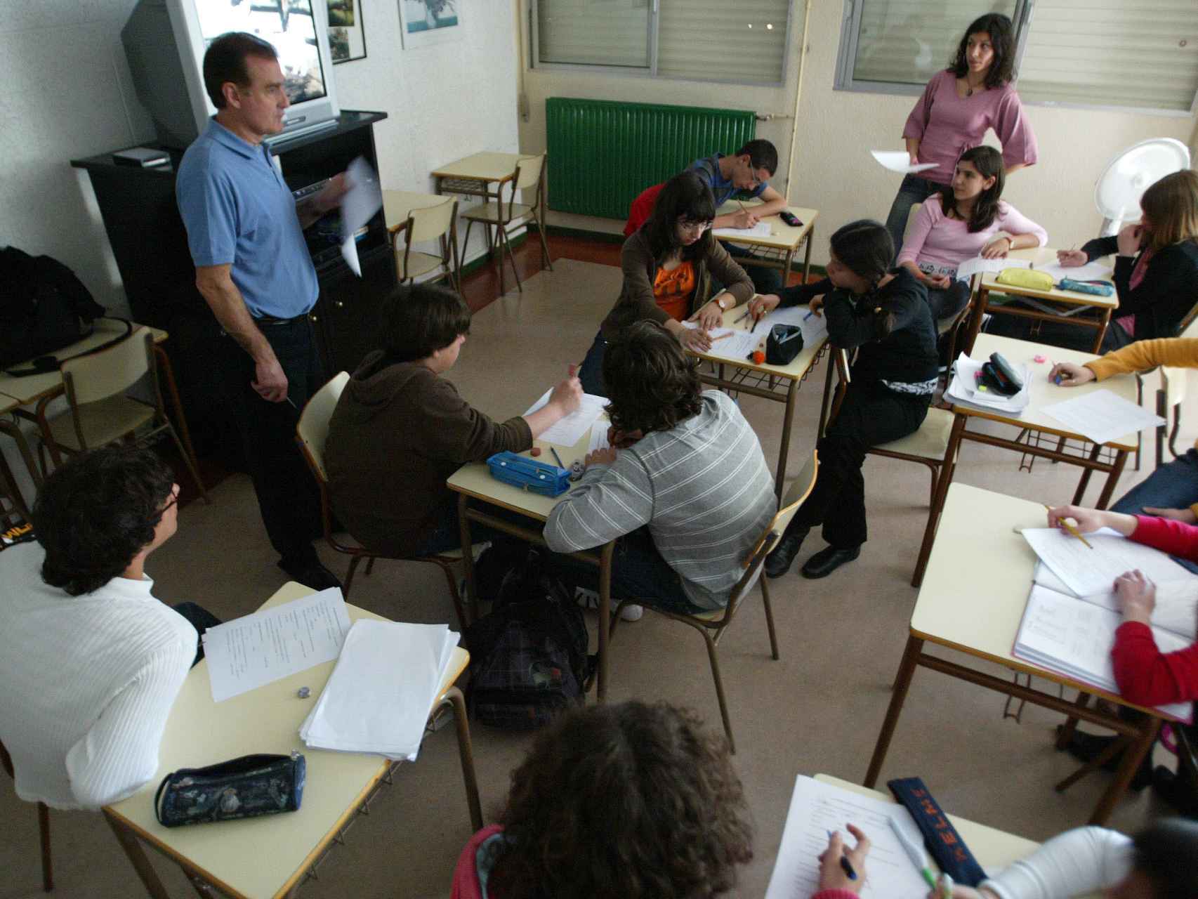 Un profesor imparte clase en un instituto de Castilla y León.